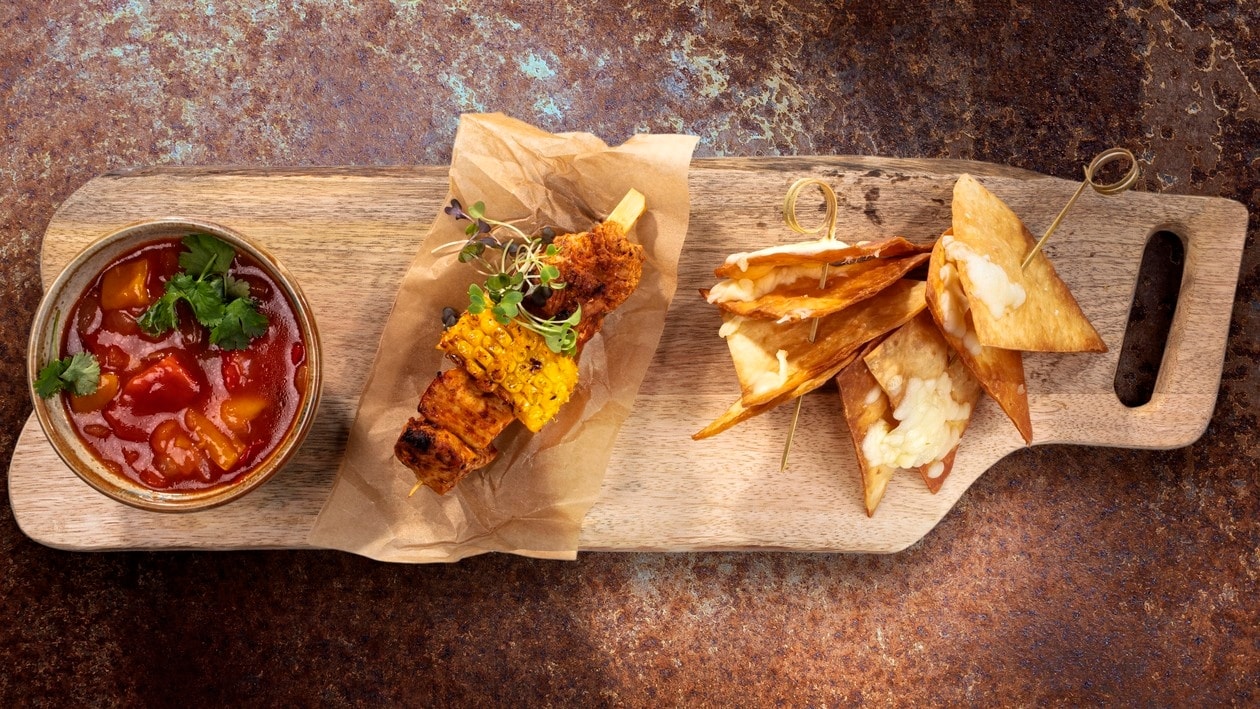 Pinchos z indyka/ nachosy z serem/ salsa paprykowa